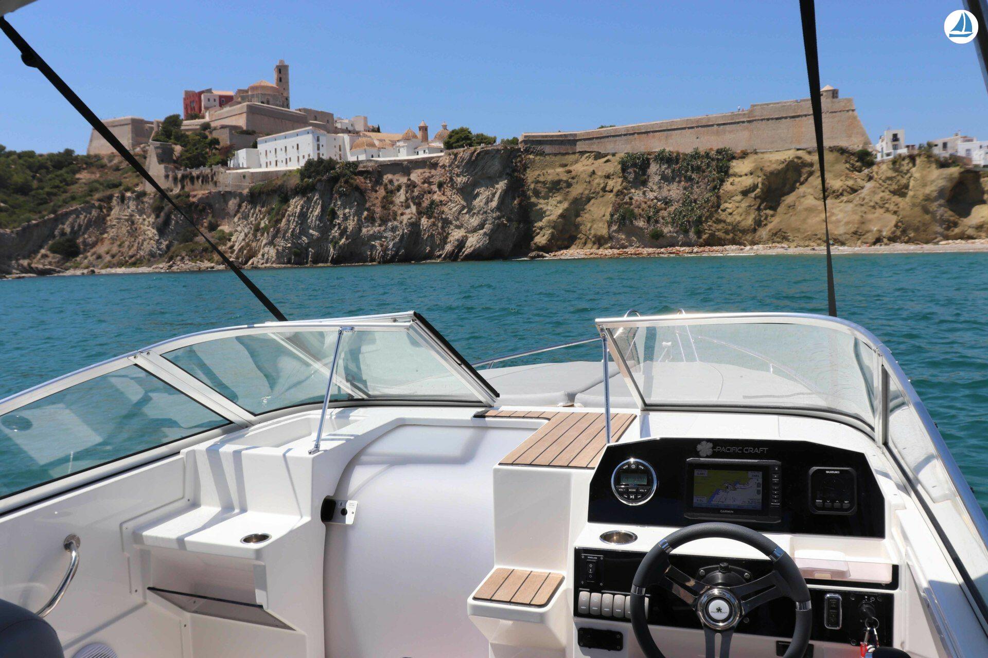 Foto PACIFIC CRAFT 700 DAY CRUISER 3